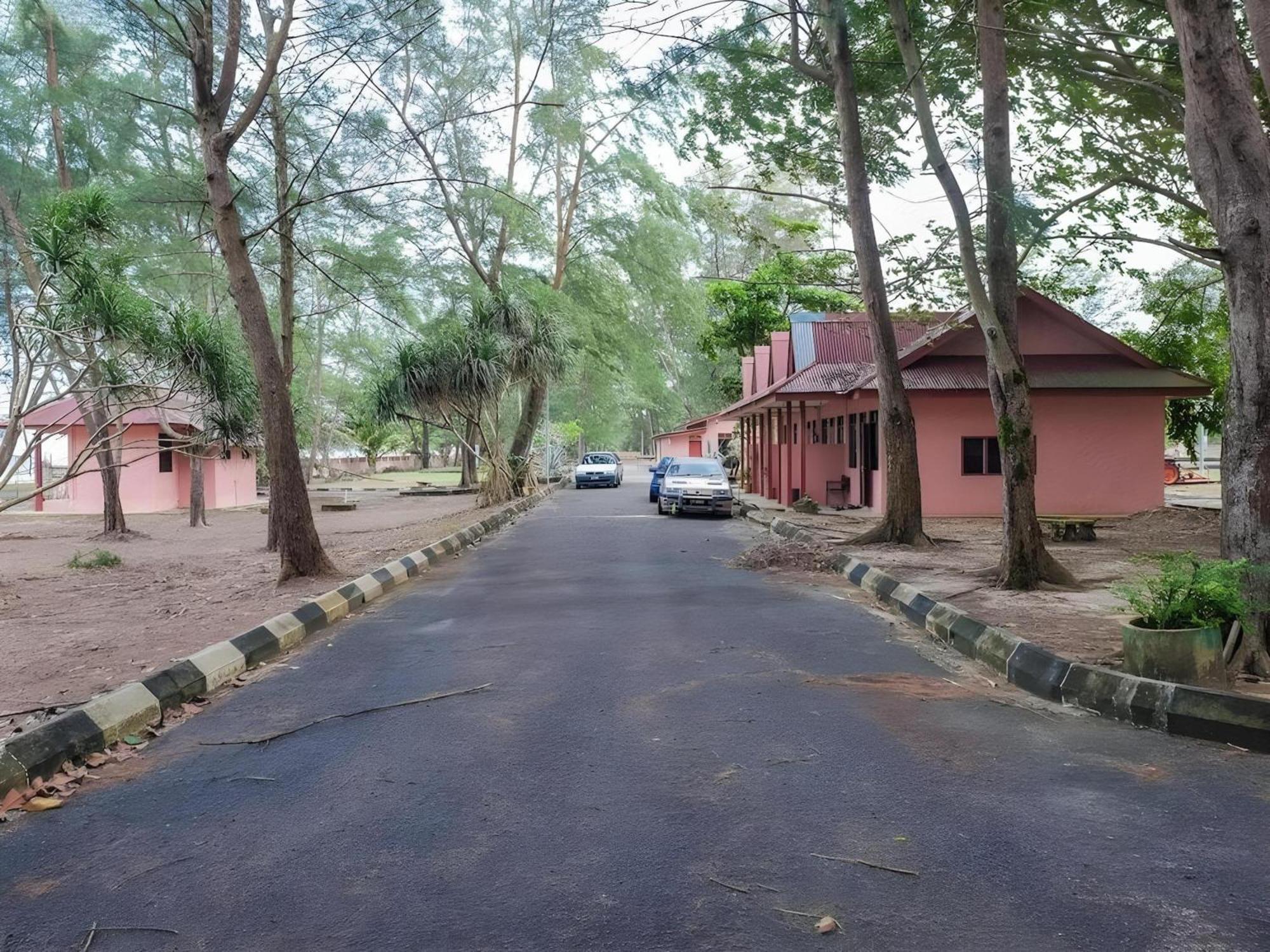 Oyo 90744 Bari Indah Beach Resort Kuala Terengganu Exterior photo
