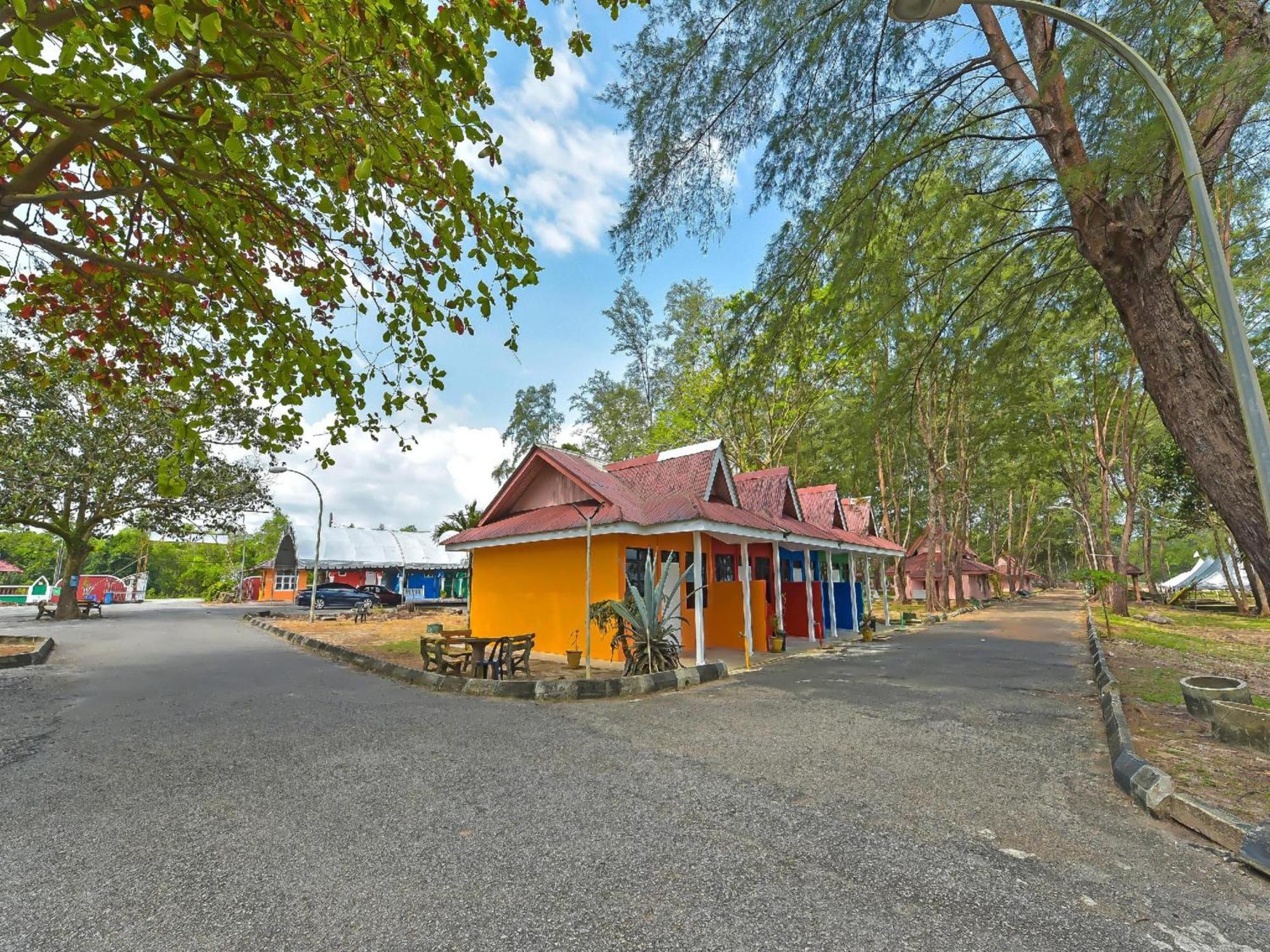 Oyo 90744 Bari Indah Beach Resort Kuala Terengganu Exterior photo