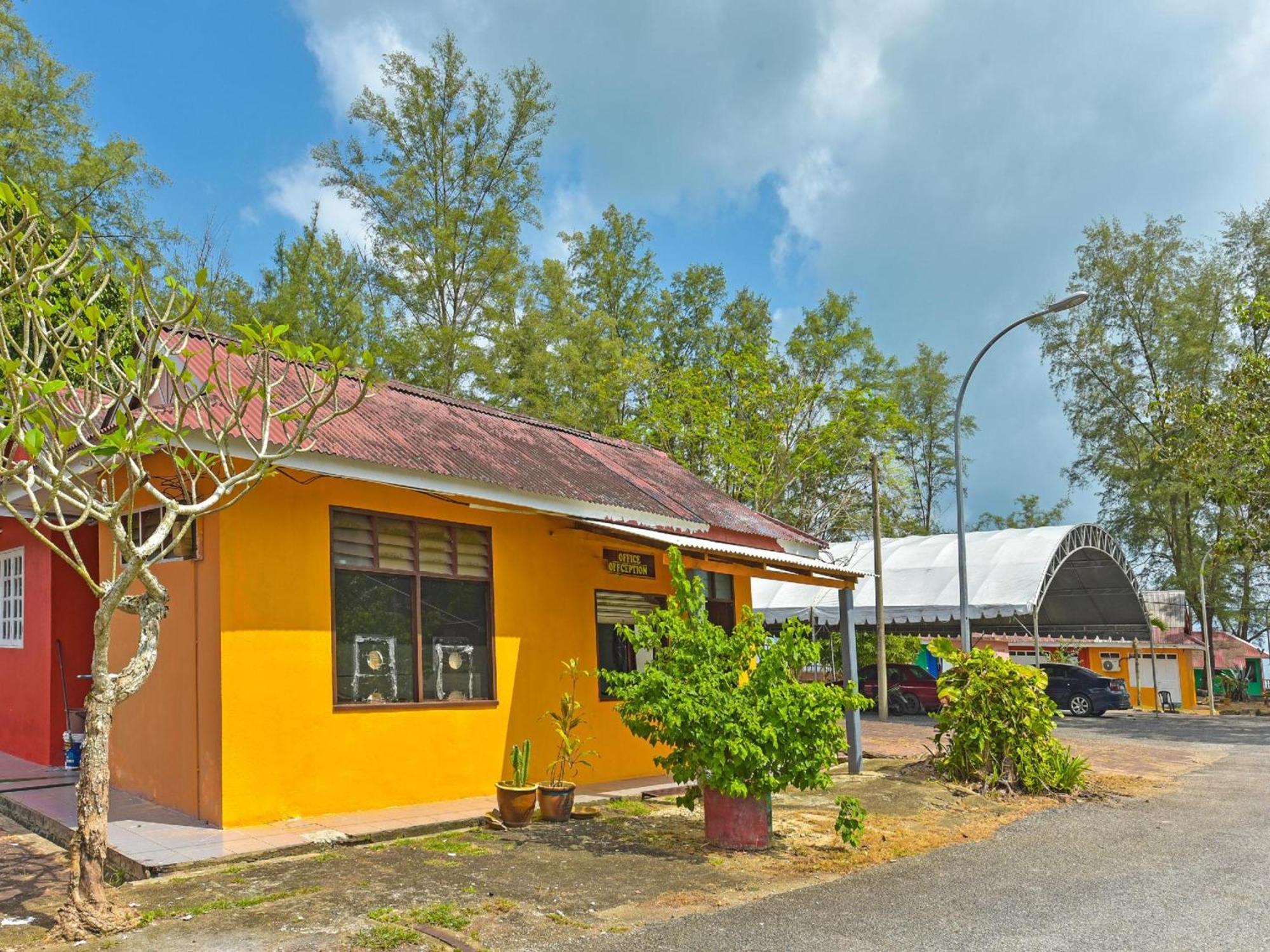 Oyo 90744 Bari Indah Beach Resort Kuala Terengganu Exterior photo