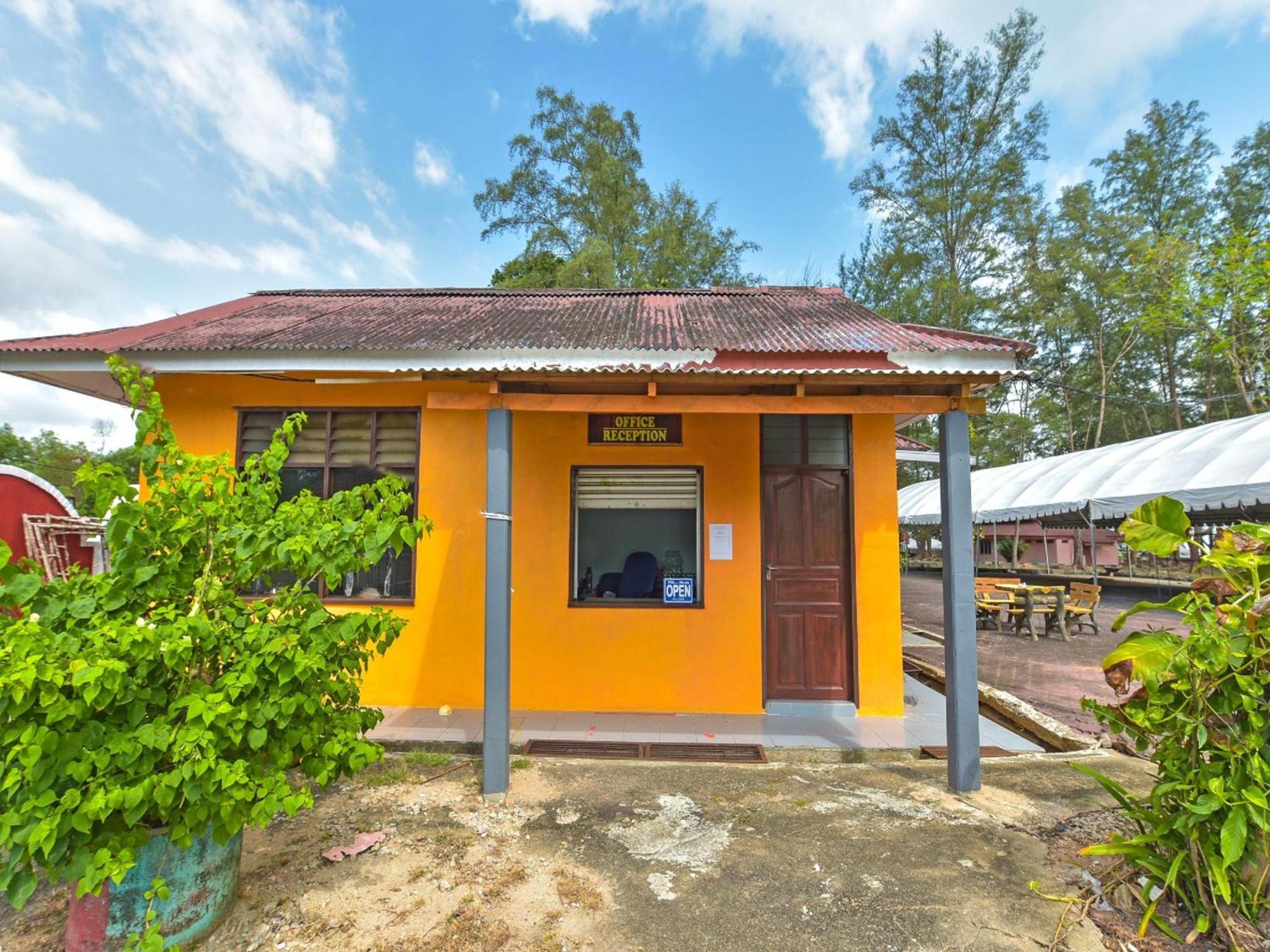 Oyo 90744 Bari Indah Beach Resort Kuala Terengganu Exterior photo
